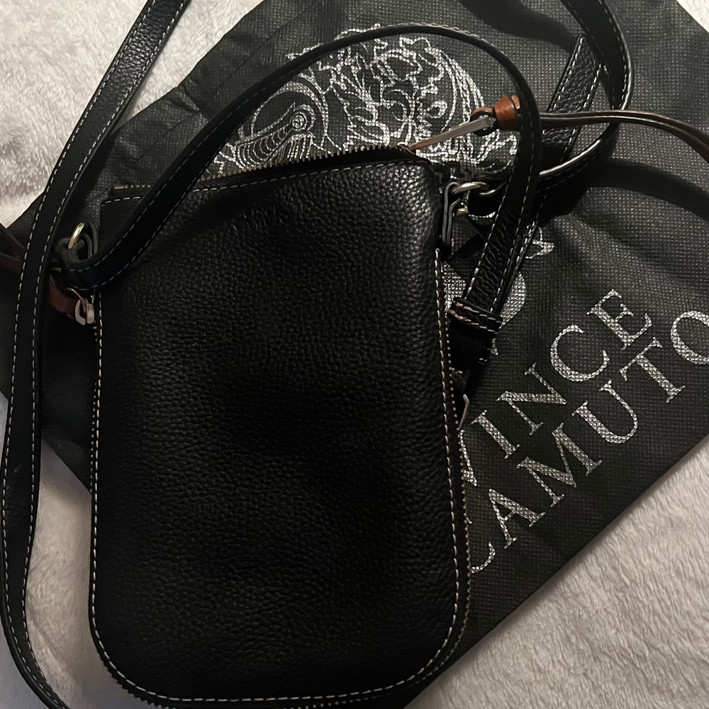 VINCE CAMUTO CROSSBODY WITH SIDE ZIPPED EXPANSION